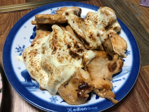 炙りチーズ乗せ♪鶏胸肉ソテー